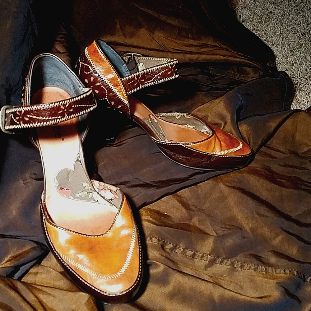 Kenzie Chunky Two-tone Heels size 8 with Floral Cutouts
